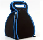 Le sac à lunch se décompresse dans le napperon